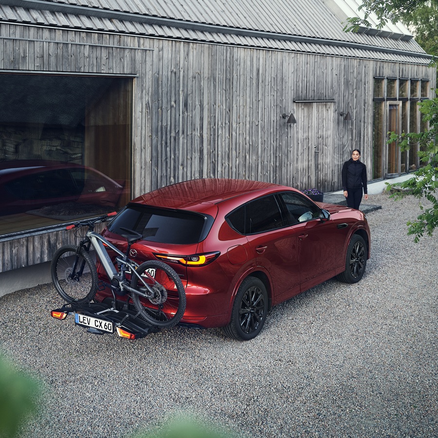 Mazda CX-60 z bagażnikiem rowerowym