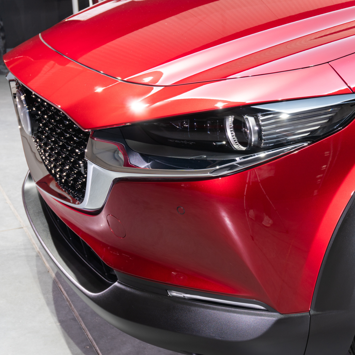 Czerwony samochód Mazda CX-5