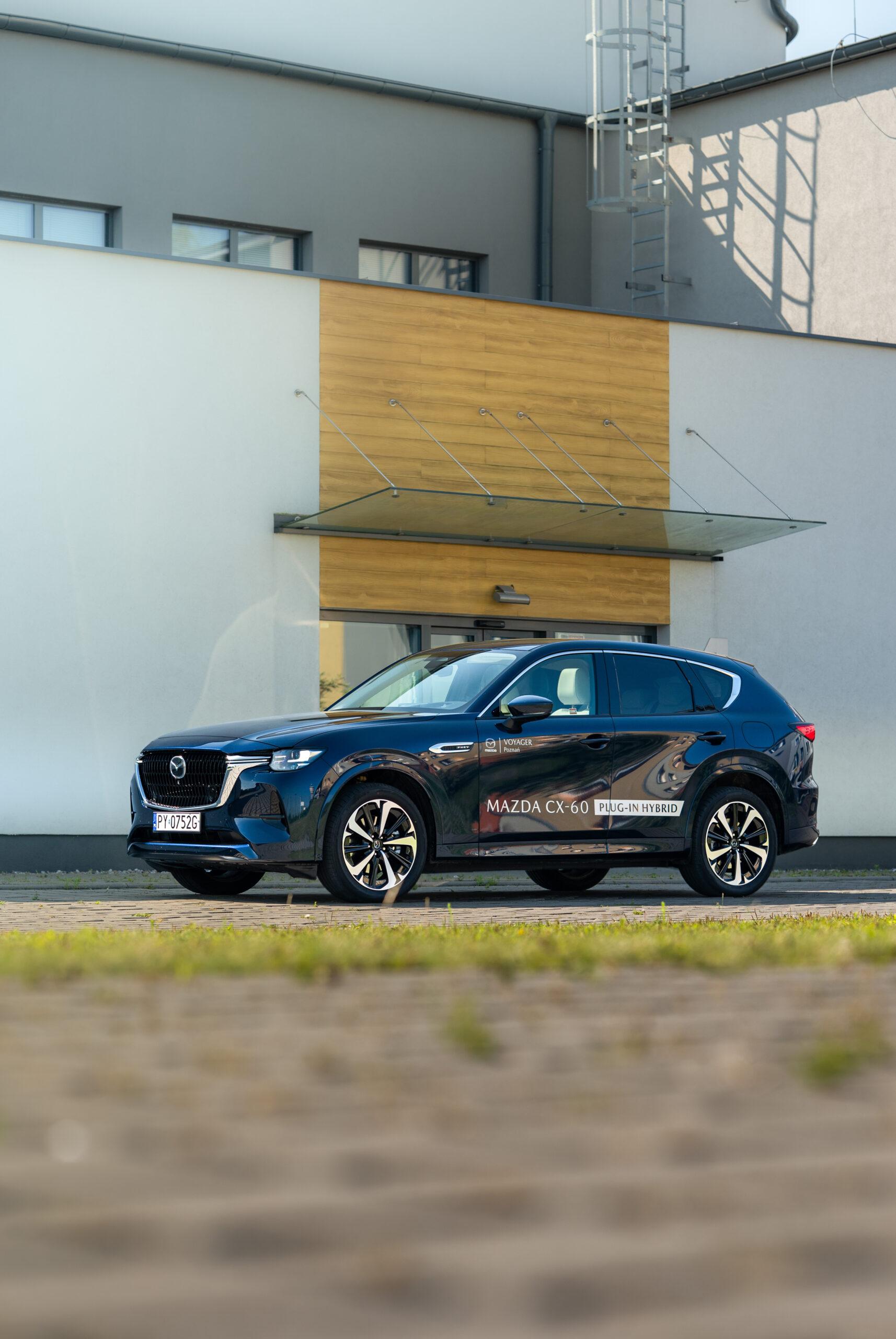 Mazda CX-60 Plug-in Hybrid z gniazdkiem ładowania, podkreślająca ekologiczną jazdę.