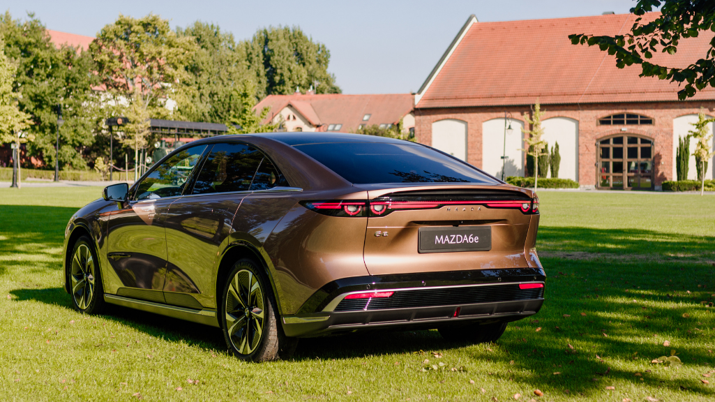 Dynamiczny sedan Mazda6e ujęcie na tył