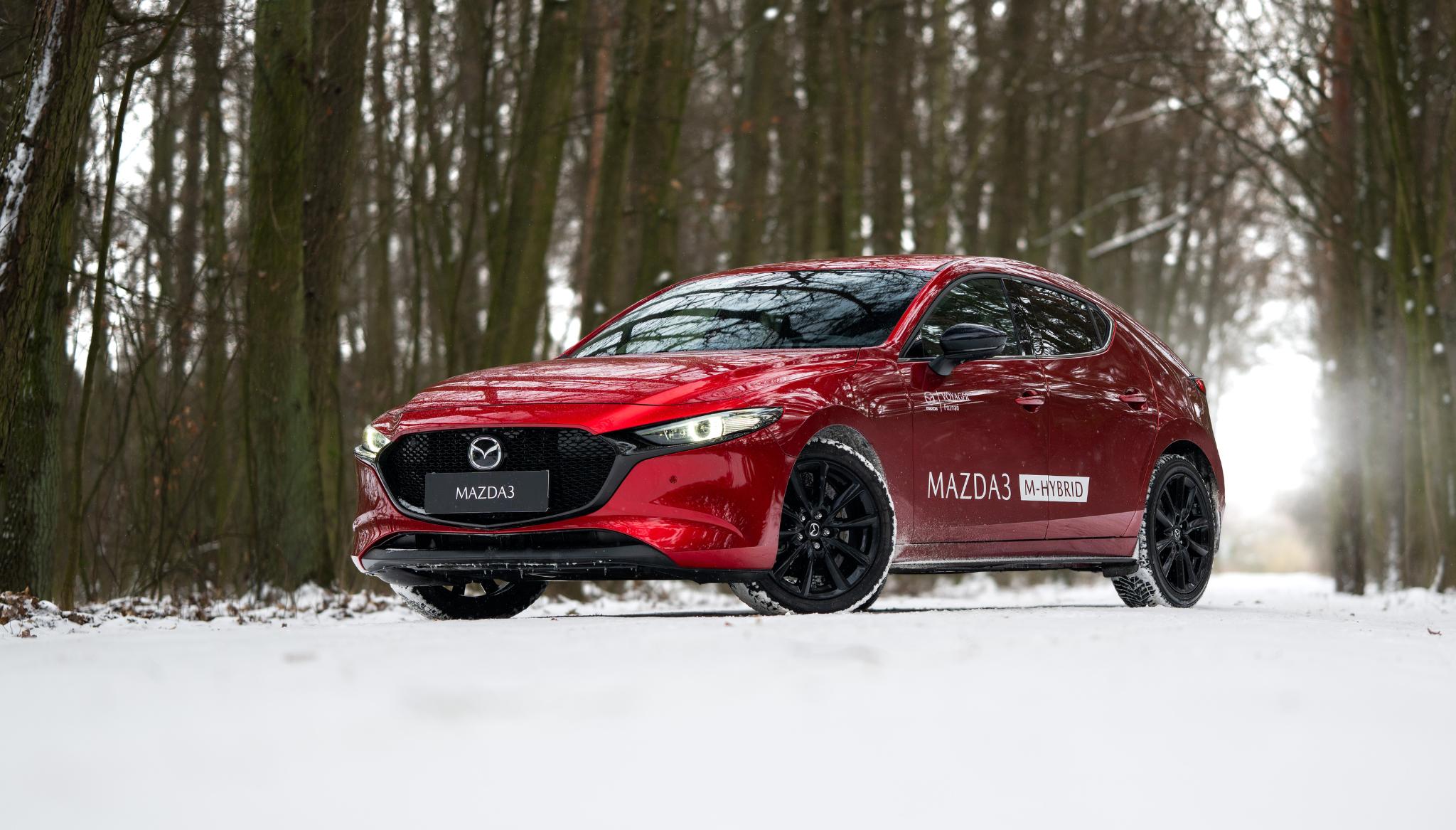 Mazda3 Soul Red Crystal na śniegu