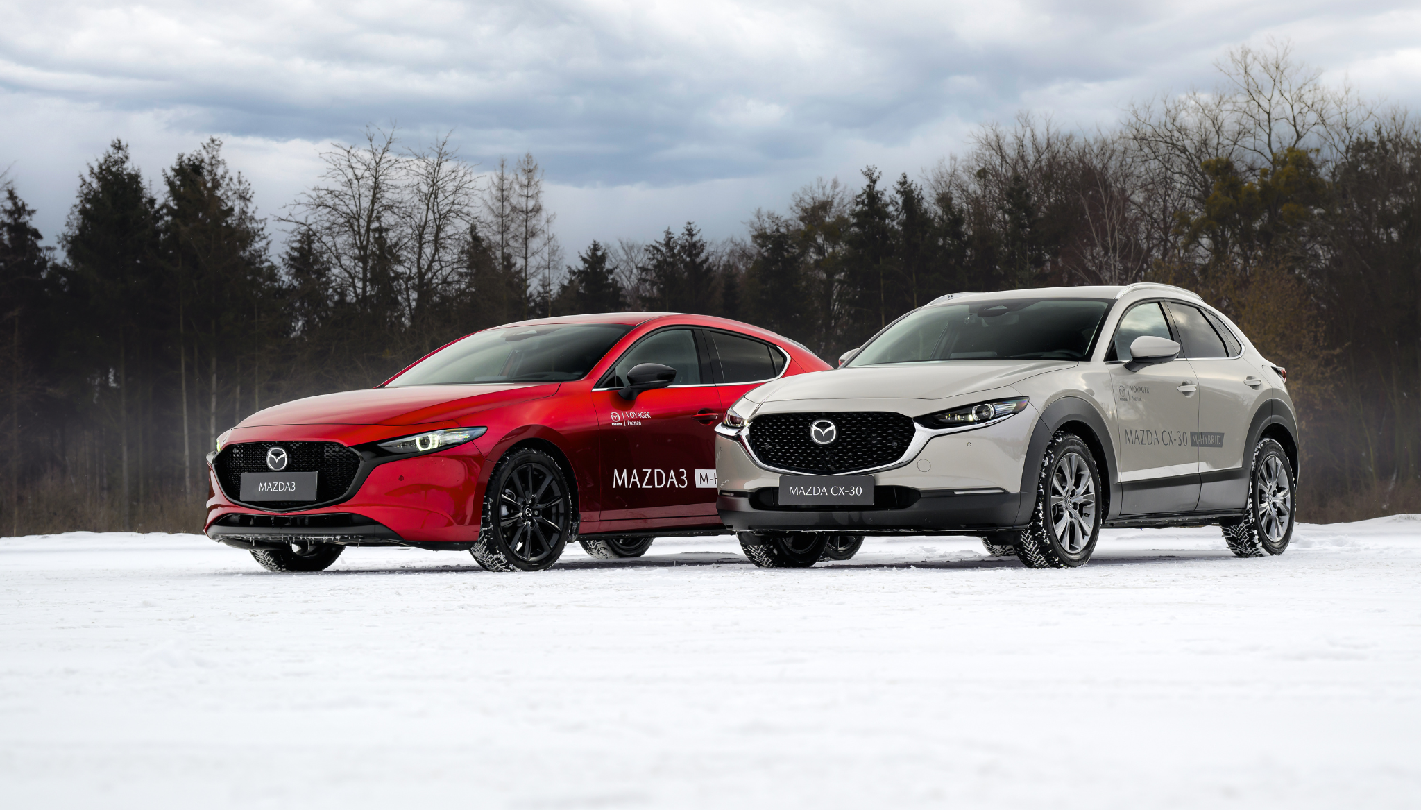 Mazda3 i SUV Mazda CX-30 na śniegu
