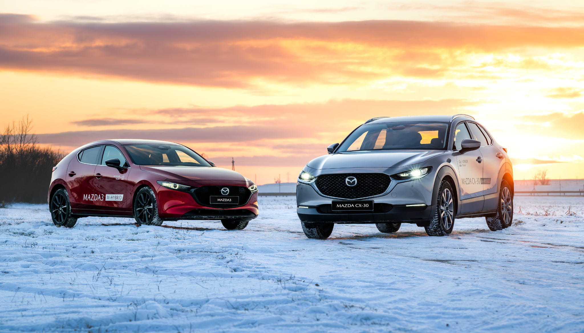 Mazda CX30 i Mazda3 na śniegu